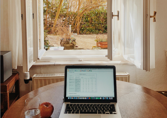 Laptop im Home Office mit Blick aus ein Fenster